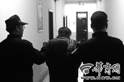 　昨日，西安市長(zhǎng)延堡派出所，砍傷醫(yī)生的插隊(duì)患者已被警方控制 本報(bào)記者 張喆 攝