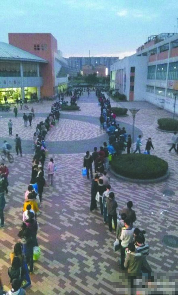 24日傍晚，川大江安校區(qū)浴室前排隊“盛況”