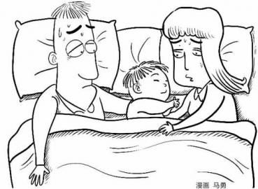 漫畫圖：男孩與父母同床睡。