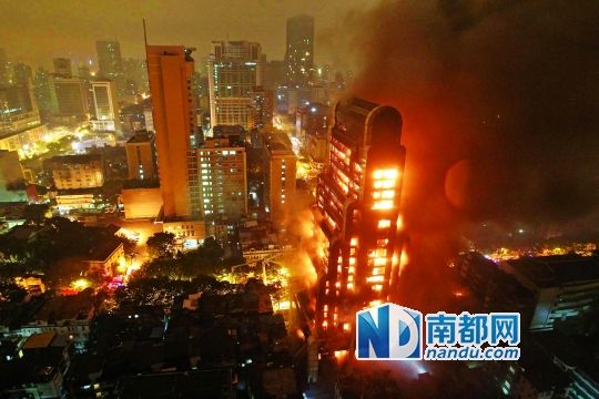昨晚近7時(shí)，廣州越秀區(qū)起義路217號(hào)建業(yè)大廈發(fā)生火災(zāi)?；饎?shì)猛烈，將整棟大樓都燒了個(gè)通透。