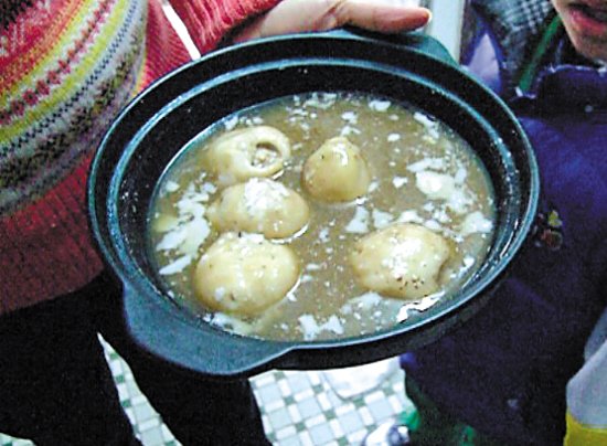 由于放置時(shí)間過久，鍋里的湯圓已經(jīng)非常大，湯圓皮上浮現(xiàn)很多白色物質(zhì)。