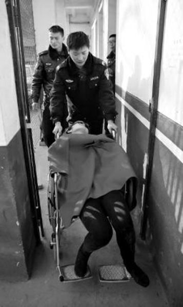 昨日，派出所民警帶女駕駛員賈某去醫(yī)院做檢查 記者 陳團結(jié) 攝