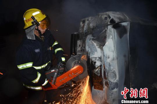 圖為消防人員破拆轎車，尋找4萬(wàn)元現(xiàn)金。嚴(yán)光濤 攝