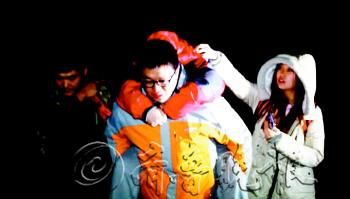 　途中女隊(duì)友小妮突發(fā)高燒，男隊(duì)員輪流背了她三個(gè)小時(shí)，直到網(wǎng)友開(kāi)車(chē)來(lái)接