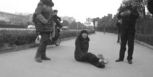 鄭大姐坐在地上，警方趕到進行施救。（視頻截圖由警方提供）
