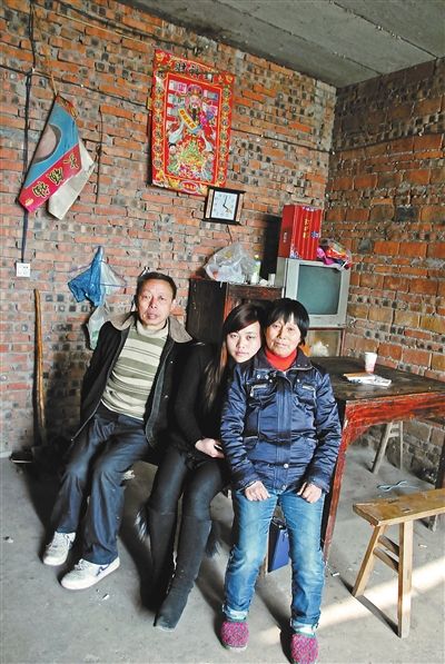 超生女謝先梅(中)、養(yǎng)父謝運(yùn)才（左）、謝運(yùn)才的嫂子唐富秀
