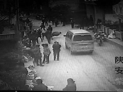 監(jiān)控錄像顯示，劉某側(cè)身行走時(shí)不慎跌倒，王某途經(jīng)此處時(shí)將其扶起（圖中畫圈處） 通訊員 何春地 攝