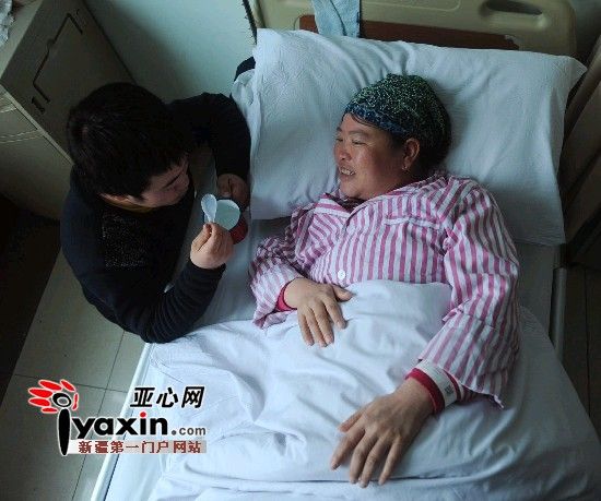2月15日，馬友紅給病床上的母親喂水喝，對于家庭現(xiàn)在的處境，身患重癥的母親也時而感到愧對兒子。亞心網(wǎng)記者 張已 攝