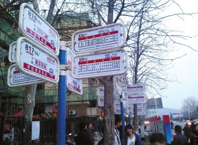3月16日，江蘇省南京市，眾多乘客在“火車站廣場(chǎng)東”站臺(tái)候車。圖/東方IC