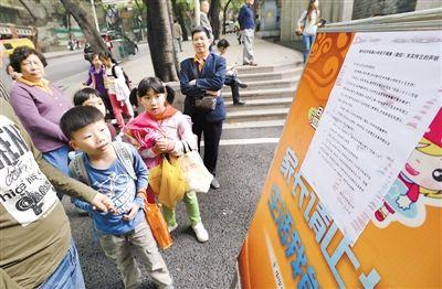 昨日，中華路小學貼出告示，提醒家長不要相信傳言。