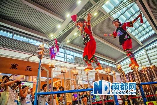 2號(hào)展館，苗族姑娘表演踩燈泡絕技《電光玫瑰》，赤腳踩上40瓦的燈泡并做出高難度動(dòng)作。 南都記者 霍健斌 攝