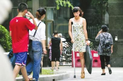 7月11日，阿依穿著高跟鞋在小區(qū)拿快遞。