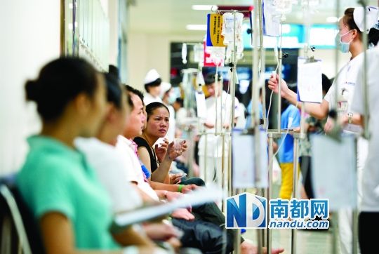 醫(yī)院走道坐滿了打吊針的員工。