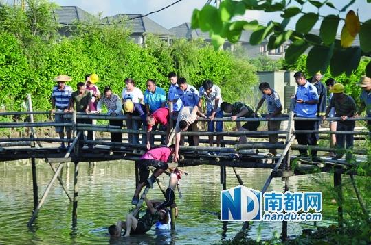救援人員合力打撈起落水女孩，后經(jīng)醫(yī)護(hù)人員確認(rèn)已經(jīng)死亡。受訪者供圖