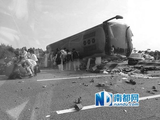 現(xiàn)場大客車側(cè)翻，玻璃碎落一地，車身卡在路邊水泥護欄上。 目擊者供圖