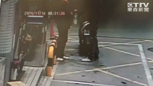 監(jiān)視器拍下男子騎車到加油站買由。圖自東森新聞