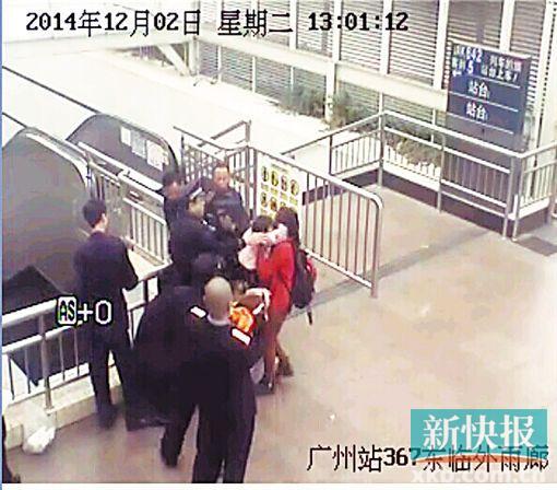 民警果斷將孩子救下,并控制跳樓男子。 通訊員圖(視頻截圖)