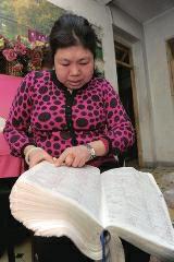 背單詞，是很多學(xué)生學(xué)習(xí)英語時(shí)最頭疼的事兒，而西安51歲大學(xué)英語老師李艷芝在兩年內(nèi)背完《英漢大詞典》22萬個(gè)英語詞匯，學(xué)生稱贊其為一本活的《英漢大詞典》；兒子自小患有自閉癥，生活不能自理，20年前又與丈夫離婚，面對(duì)生活的不幸，她秉承“你必須一直向前”的信念。