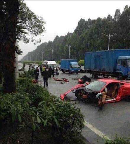 佛山法拉利撞大樹(shù)后斷成兩截 車(chē)主安然無(wú)恙(圖)