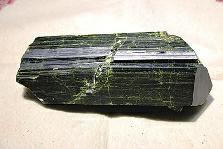 近日，商南縣奇石愛好者潘某在青山鎮(zhèn)鐵礦開采區(qū)發(fā)現一塊疑似綠簾石，有待相關專家和權威機構認定。