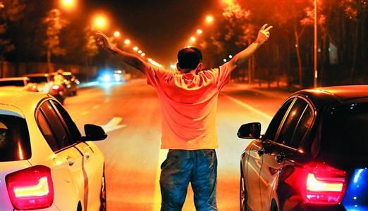2013年8月25日凌晨，北京，在東壩大街路口進(jìn)行的一場(chǎng)飆車。