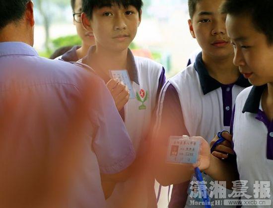 5月26日，岳陽(yáng)縣第八中學(xué)，學(xué)生出校門時(shí)出示通行證