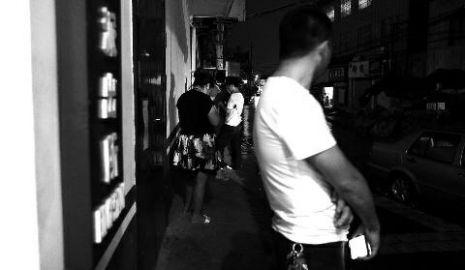 通過聊天軟件陌陌，男子小黃認識了女孩小李，兩三天后，兩人就住到了一起。但好景不長，兩人在一起僅過了十幾天，戀愛關系即破裂，小黃稱曾給小李花了一萬余元。日前，小黃以詐騙為由將小李帶到派出所。