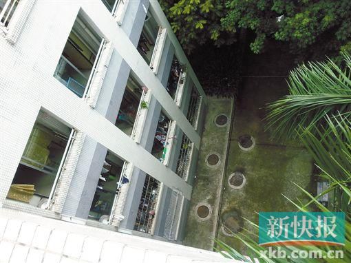 據(jù)目擊者稱,當(dāng)時(shí)墜樓者躺在右排中、下兩個(gè)井蓋中間附近。