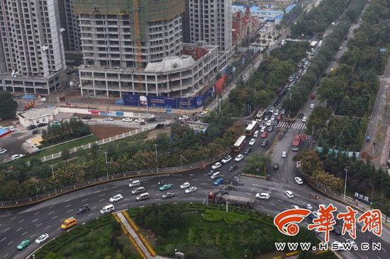 近日，不少通過陳楊寨轉(zhuǎn)盤的司機發(fā)現(xiàn)，4個方向的路口共新設(shè)了8個紅綠燈。