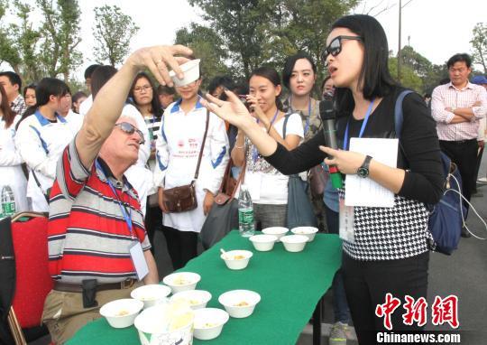 圖為外國友人品嘗揚州炒飯?！〈藜衙鳌z