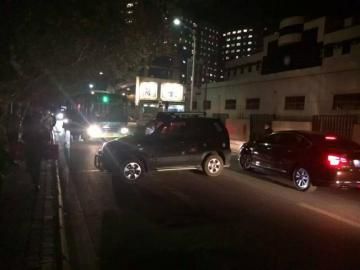 10月22日被推到路面的車攔住了公交車。（圖據(jù)網(wǎng)絡(luò)）