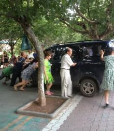 今年夏天壩壩舞成員將一輛小車推向公路。（圖據(jù)網(wǎng)絡(luò)）