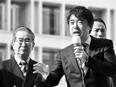 29日，日本著名極右翼分子石原慎太郎（左）和新生代右翼政客橋下徹在東京街頭演講拉票。