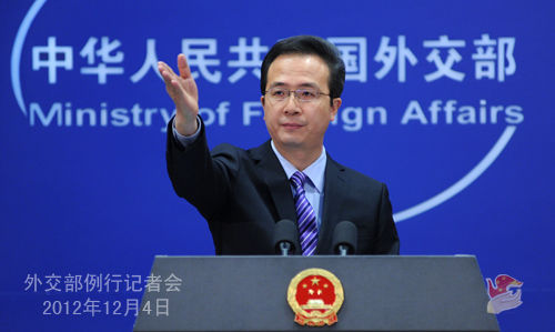 外交部發(fā)言人洪磊主持例行記者會。