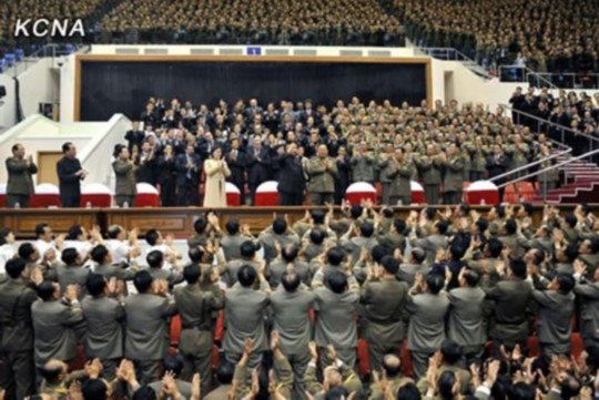 朝中社報(bào)道，朝鮮最高領(lǐng)導(dǎo)人金正恩10月29日攜夫人李雪主出席并觀看了紀(jì)念金日成軍事綜合大學(xué)建校60周年牡丹峰樂團(tuán)演出。圖片來(lái)源：朝中社