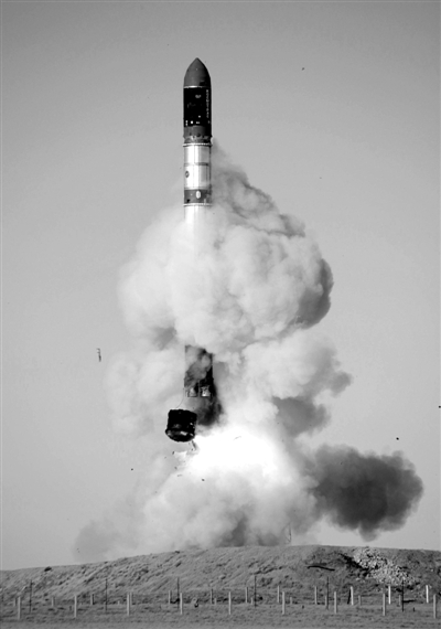 　2007年6月15日，俄羅斯在哈薩克斯坦的軍事場(chǎng)地試射一枚“RS-20”導(dǎo)彈。尚未有媒體公布新型固