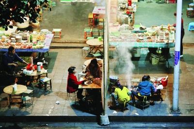 那邦鎮(zhèn)以往熱鬧的夜市，因?yàn)橹芯掃吘车膽?zhàn)亂，而變得冷冷清清 特派記者 賈代騰飛 攝