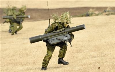 “作戰(zhàn)” 1月13日，日本自衛(wèi)隊一隊員在新年軍演中手持武器，發(fā)動進攻。媒體尚未公布1月22日的美日聯(lián)合軍演圖片。