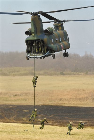 “登島” 1月13日，位于東京的習(xí)志野市，日本自衛(wèi)隊隊員在新年軍演中演練直升機登島行動。