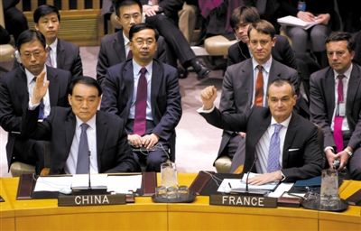 1月22日，紐約，中國常駐聯(lián)合國代表李保東舉手贊成通過對朝鮮制裁決議。
