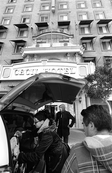 20日，美國洛杉磯，塞西爾酒店房客薩拜娜乘出租車離開酒店。由于擔(dān)心水質(zhì)受到污染，目前已有27戶房客離開塞西爾酒店。