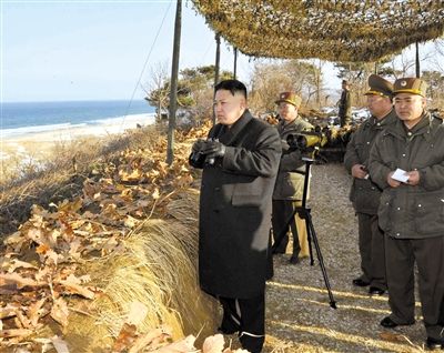 25日，朝鮮最高領(lǐng)導(dǎo)人金正恩指導(dǎo)朝鮮軍隊(duì)進(jìn)行登陸及反登陸訓(xùn)練。