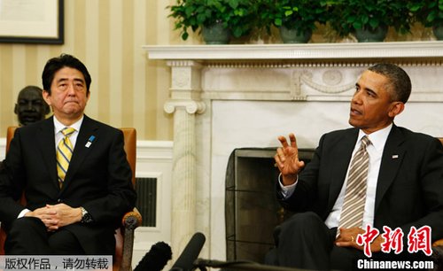 　正在美國(guó)訪問(wèn)的日本首相安倍晉三2月22日在白宮與奧巴馬進(jìn)行首次會(huì)晤。