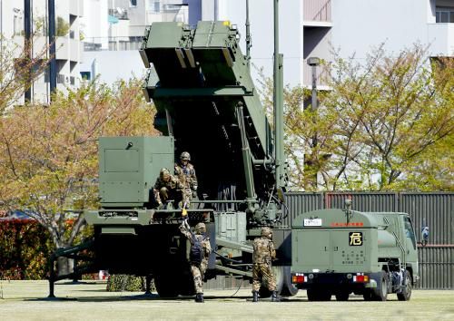 9日，日本自衛(wèi)隊(duì)為應(yīng)對(duì)朝鮮導(dǎo)彈威脅，在東京防衛(wèi)省總部設(shè)置“愛國(guó)者3”型導(dǎo)彈發(fā)射裝置。