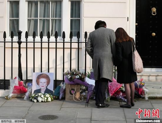 當(dāng)?shù)貢r(shí)間2013年4月8日，英國(guó)倫敦，民眾在英國(guó)前首相撒切爾夫人位于倫敦的住所前進(jìn)行悼念活動(dòng)。