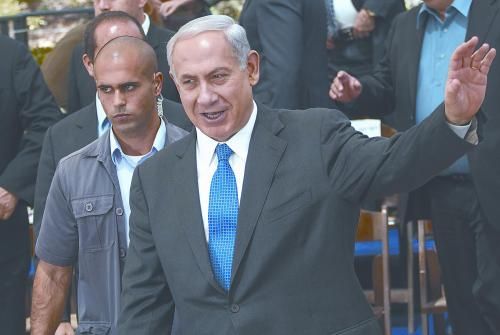 經以總理內塔尼亞胡主持的內閣秘密會議決定，以空軍接連對敘利亞多處目標實施空襲。圖為內塔尼亞胡5日出席內閣會議。