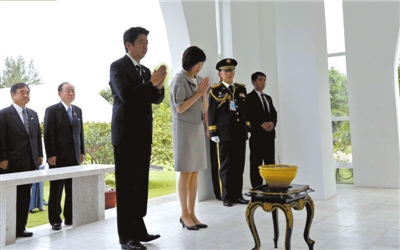 25日，緬甸仰光，安倍偕妻子參拜“二戰(zhàn)陣亡日軍墓”。圖/CFP