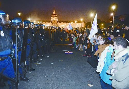 26日，法國反同性戀者與警察形成對峙之勢。