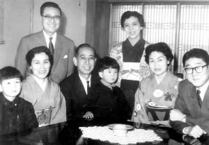 安倍家族推進(jìn)日本修憲半個(gè)多世紀(jì),圖中間為安倍坐在外公岸信介膝上,右一為安倍父親安倍晉太郎,右三為安倍母親安倍洋子。