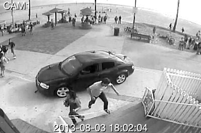 監(jiān)控錄像截屏圖：3日，美國(guó)洛杉磯市，一輛汽車(chē)沖進(jìn)威尼斯海灘棧道上的人群。圖/東方IC